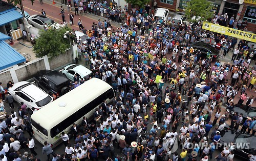 韩民众抗议萨德部署拦总理专车